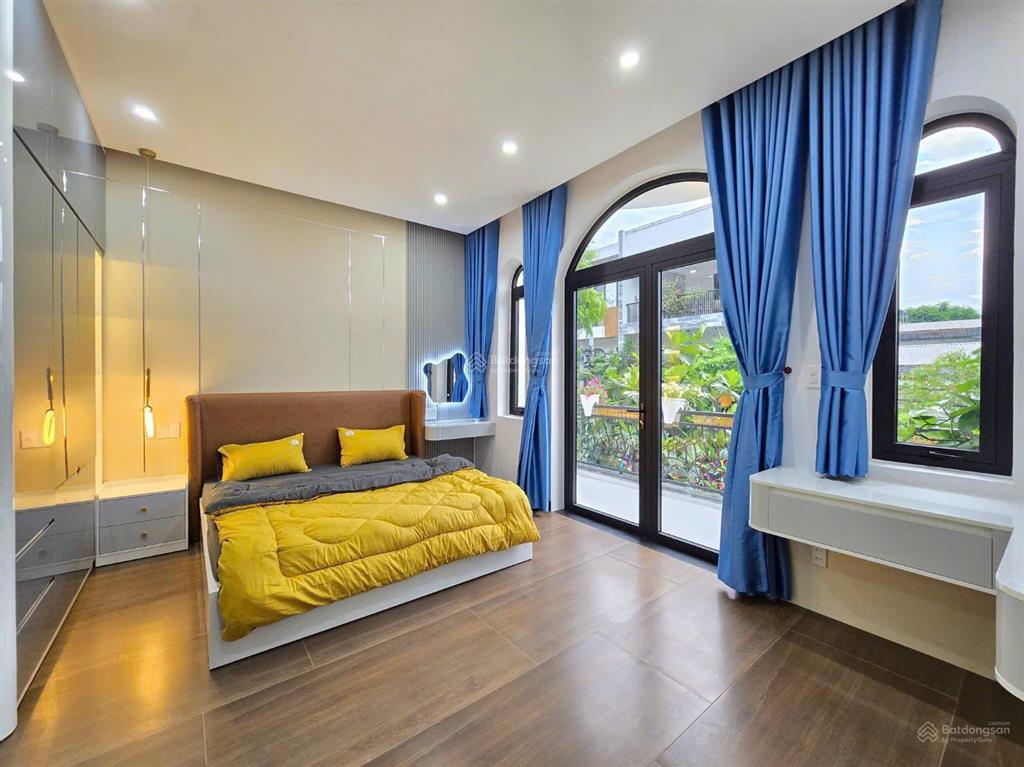 Bán nhanh nhà 3 tầng xây mới 100%, gần biển, khu dân cư văn minh, đủ tiện ích, thiết kế hiện đại