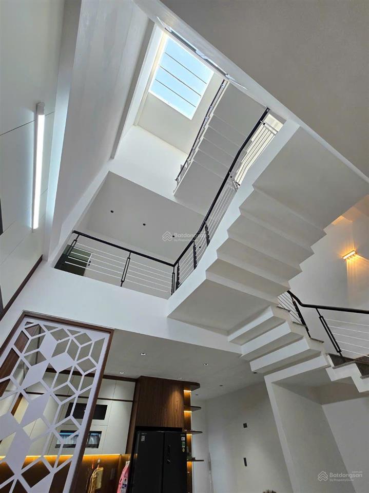 Bán gấp nhà 3 tầng mặt tiền, mới hoàn thiện, thiết kế hiện đại, full nội thất, khu dân trí cao