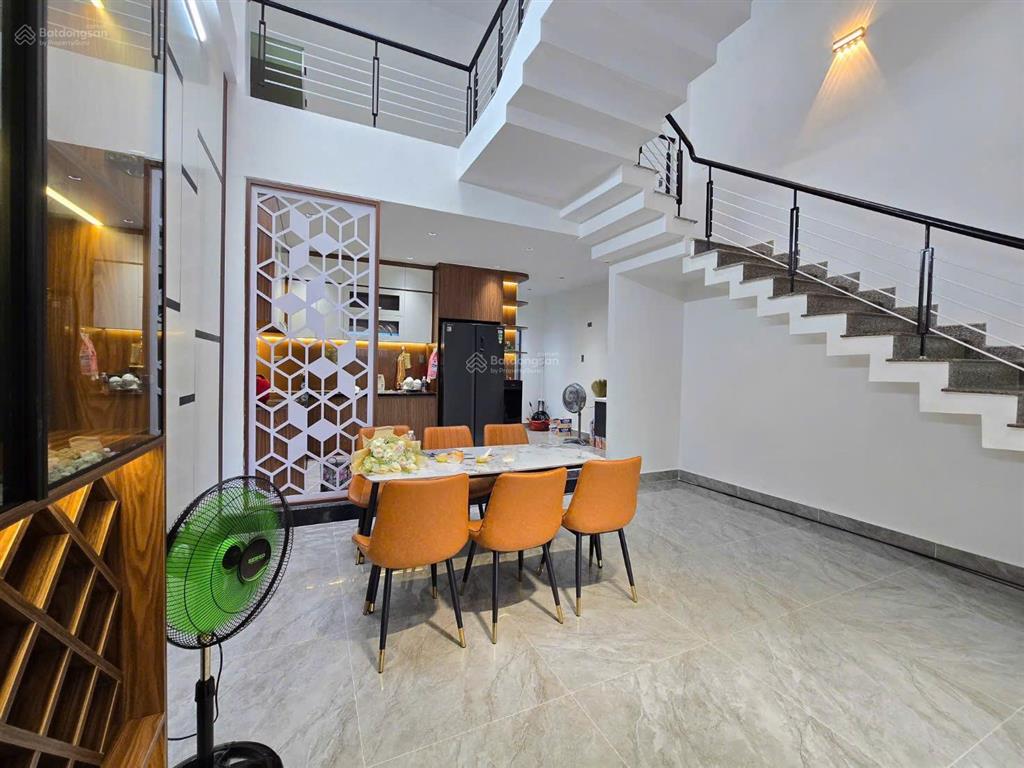 Bán gấp nhà 3 tầng mặt tiền, mới hoàn thiện, thiết kế hiện đại, full nội thất, khu dân trí cao