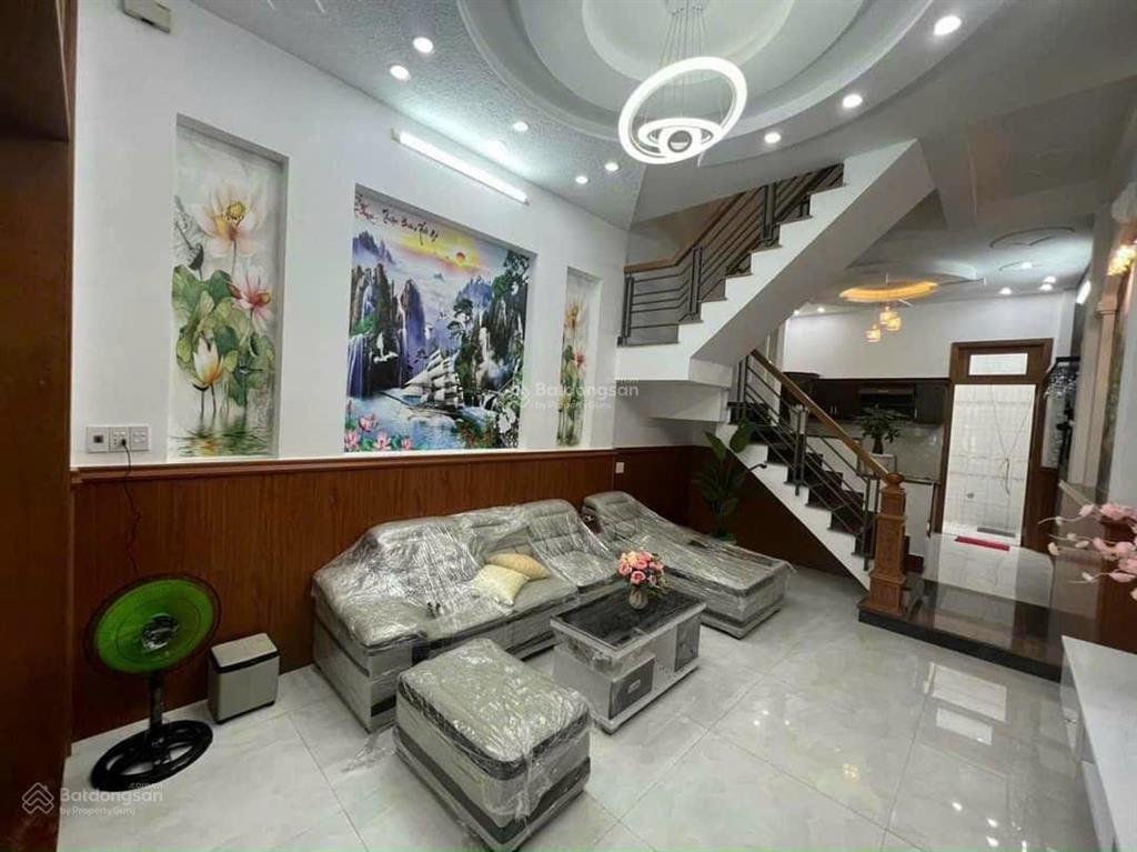 Nhà đẹp q12 ngay chợ hiệp thành sd 68m2 cn 20m2, chỉ 2tỷ5 đã có sổ hồng, nh cho vay