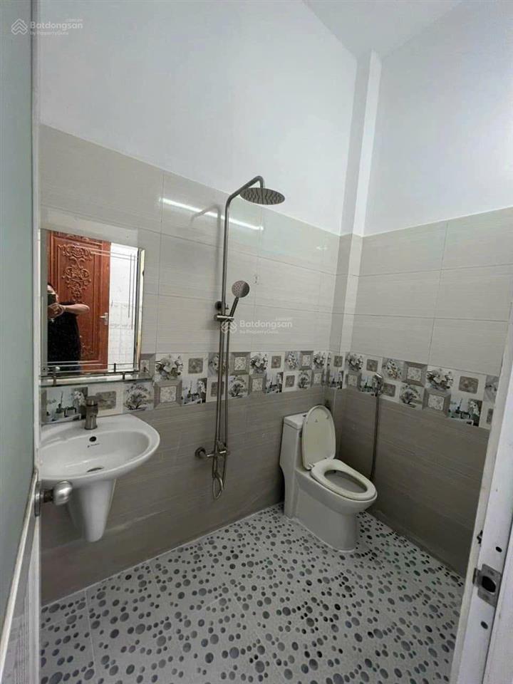 Nhà đẹp q12 ngay chợ hiệp thành sd 68m2 cn 20m2, chỉ 2tỷ5 đã có sổ hồng, nh cho vay