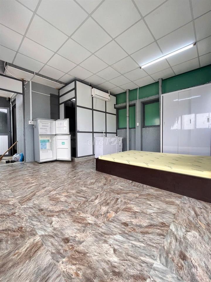 phòng ban công, cửa sổ, giờ tự do, khoá vân tay, full nội thất