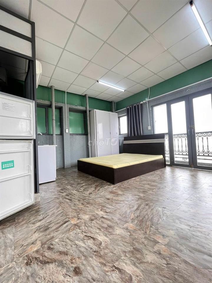 phòng ban công, cửa sổ, giờ tự do, khoá vân tay, full nội thất