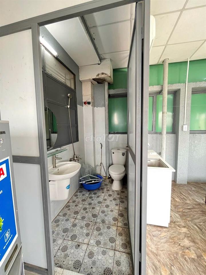 phòng ban công, cửa sổ, giờ tự do, khoá vân tay, full nội thất