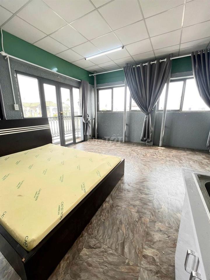 phòng ban công, cửa sổ, giờ tự do, khoá vân tay, full nội thất