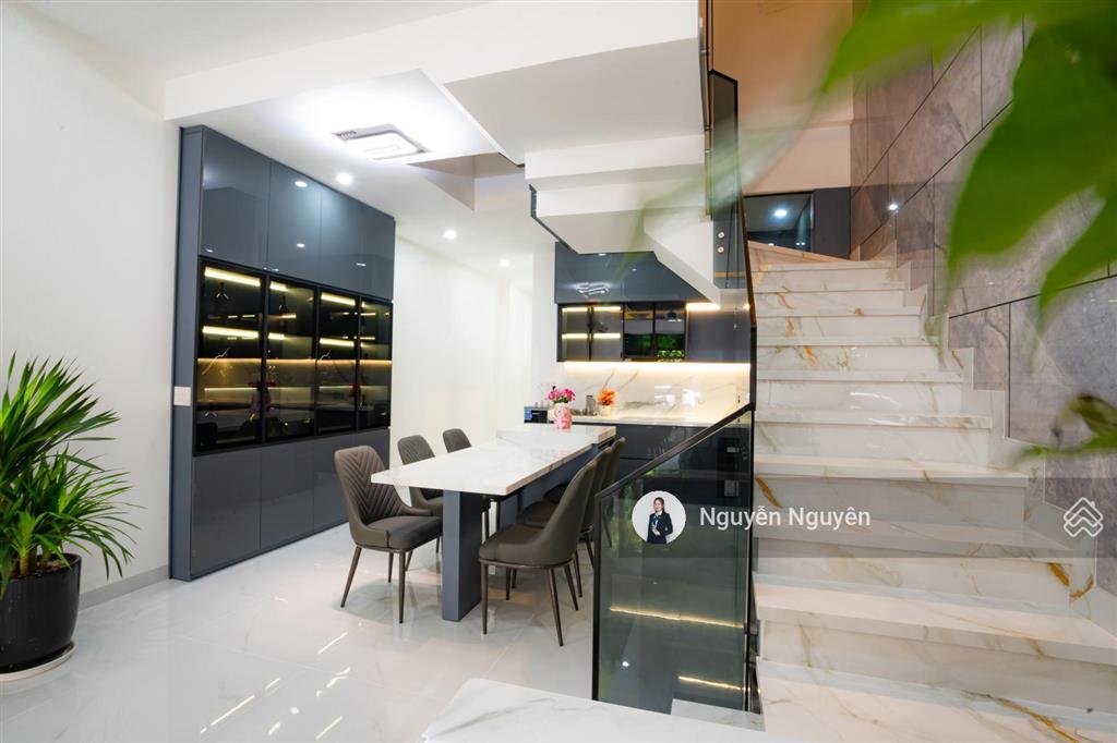 Bán nhà đẹp  chỉ 500m ra biển mỹ khê, nhà 3 tầng + tum đối diện chợ mân thái, full nội thất