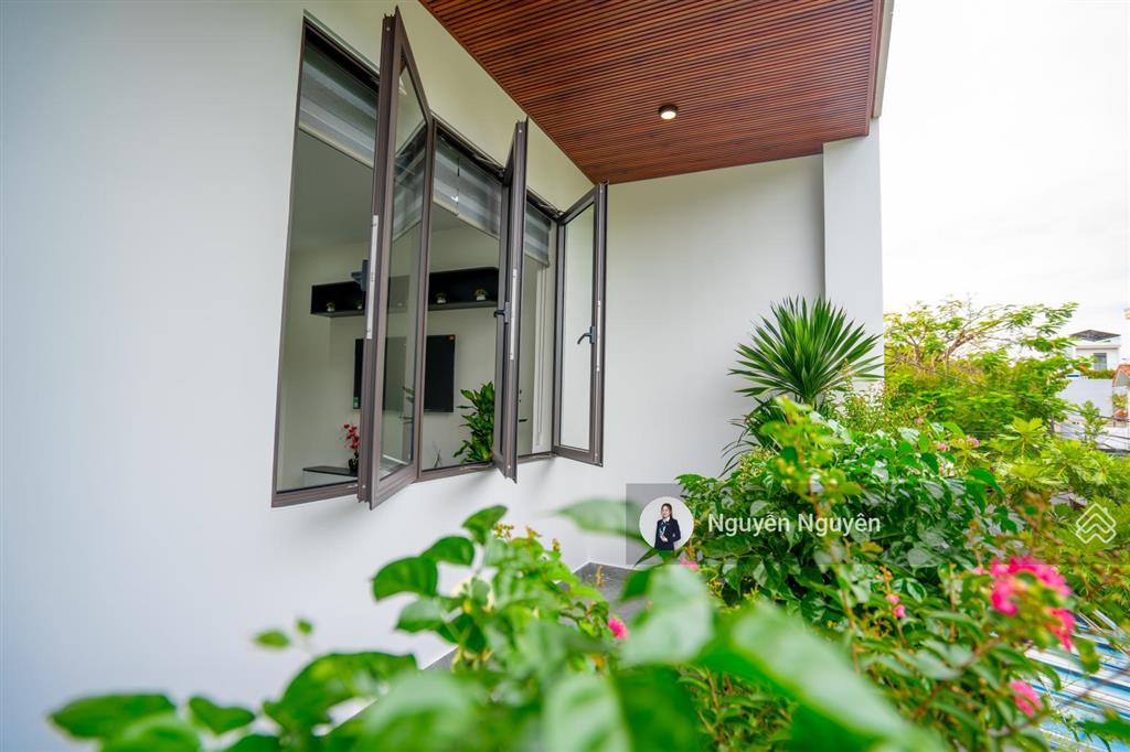 Bán nhà đẹp  chỉ 500m ra biển mỹ khê, nhà 3 tầng + tum đối diện chợ mân thái, full nội thất