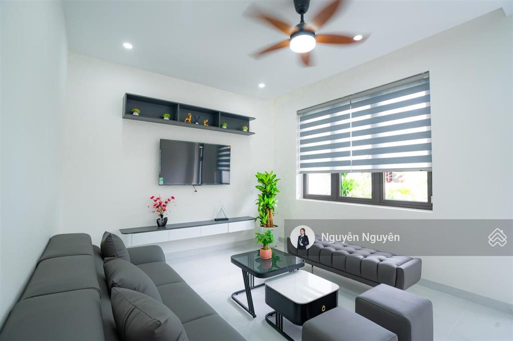 Bán nhà đẹp  chỉ 500m ra biển mỹ khê, nhà 3 tầng + tum đối diện chợ mân thái, full nội thất