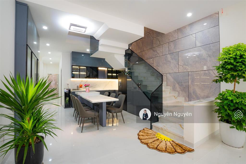 Bán nhà đẹp  chỉ 500m ra biển mỹ khê, nhà 3 tầng + tum đối diện chợ mân thái, full nội thất