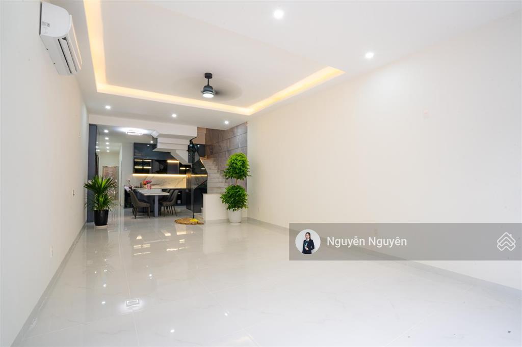 Bán nhà đẹp  chỉ 500m ra biển mỹ khê, nhà 3 tầng + tum đối diện chợ mân thái, full nội thất