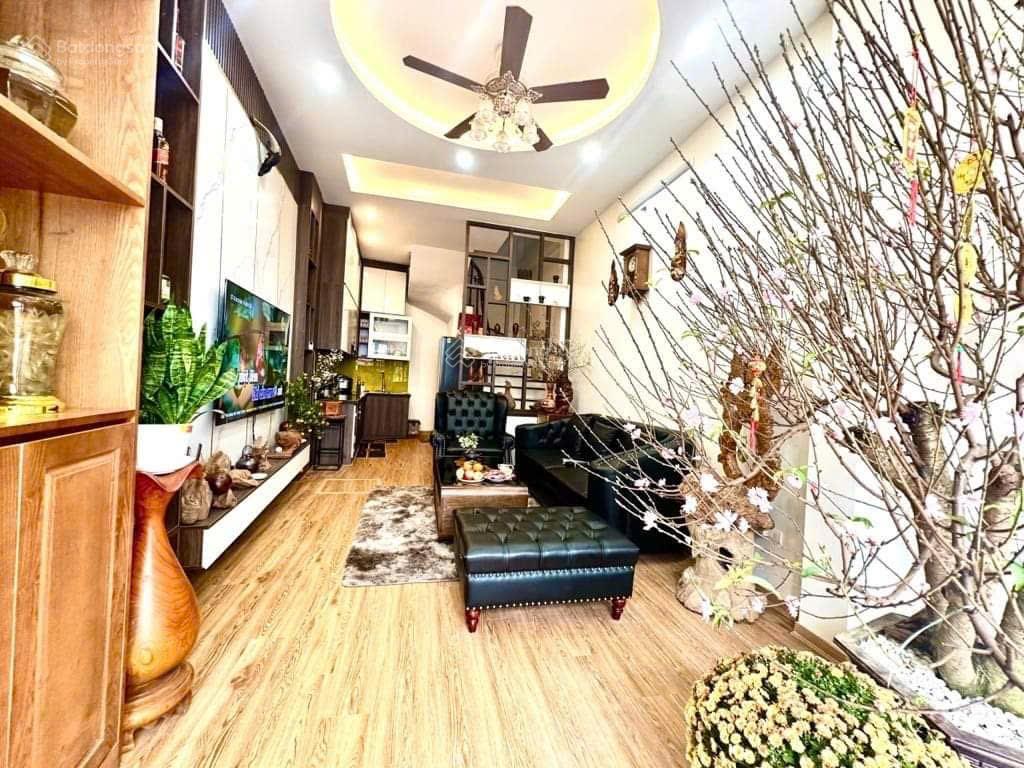 Bán nhà phân lô phố lĩnh nam, vĩnh tuy, oto tránh, dt 35m2, 5 tầng, nội thất đẹp, vị trí đẳng cấp.