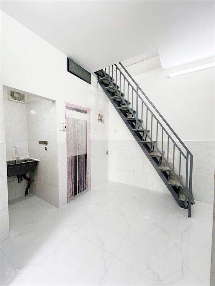 Nhà mới đẹp 3 tầng kênh tân hoá, ngay chợ, hẻm nhựa 5m thông, giá 2,39 tỷ tl