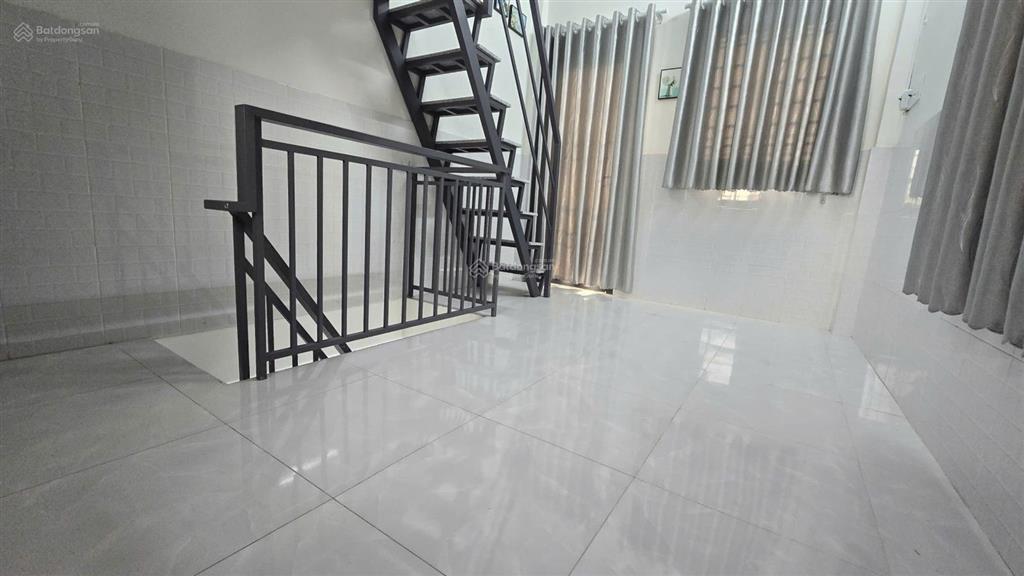 Nhà kênh tân hóa gần trường đh văn hiến, trường trí đức. nhà xây 1 trệt, lửng, lầu. giá 2.2 tỷ tl