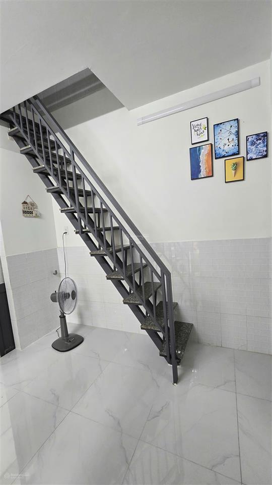 Nhà kênh tân hóa gần trường đh văn hiến, trường trí đức. nhà xây 1 trệt, lửng, lầu. giá 2.2 tỷ tl