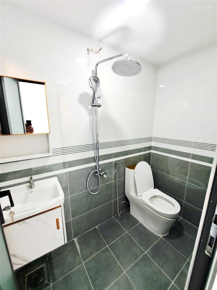 Nhà 2 tầng mới đẹp, 4 phòng ngủ lớn ngay nguyễn ảnh thủ gần trường cao đẳng gtvt. giá 5.8 tỷ tl