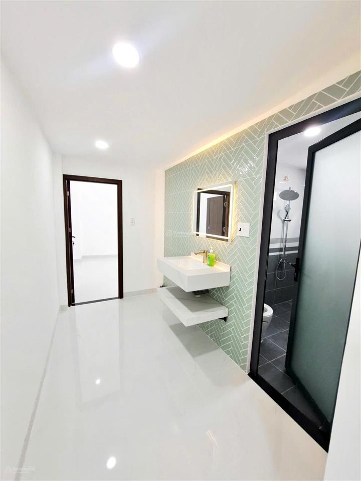 Nhà 2 tầng mới đẹp, 4 phòng ngủ lớn ngay nguyễn ảnh thủ gần trường cao đẳng gtvt. giá 5.8 tỷ tl