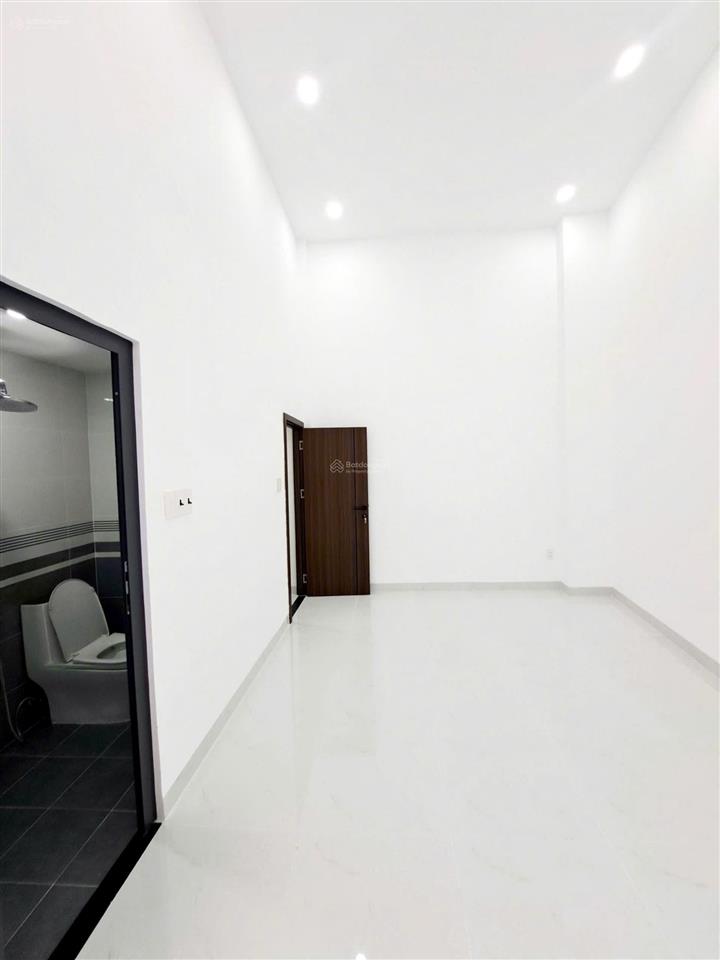 Nhà 2 tầng mới đẹp, 4 phòng ngủ lớn ngay nguyễn ảnh thủ gần trường cao đẳng gtvt. giá 5.8 tỷ tl
