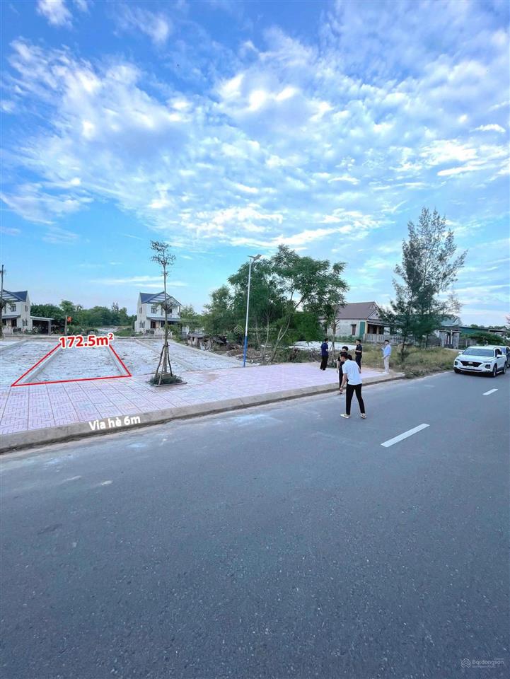 Chính chủ bán mảnh đất sát mặt biển 250m, nằm trên trục đường qh mở 30m, giá 600 triệu ngoại giao.