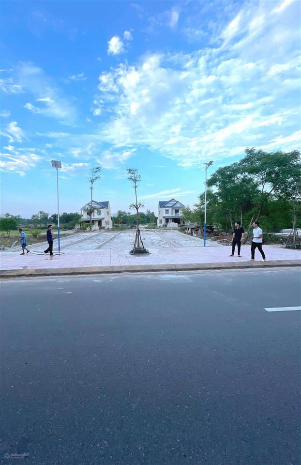 Chính chủ bán mảnh đất sát mặt biển 250m, nằm trên trục đường qh mở 30m, giá 600 triệu ngoại giao.