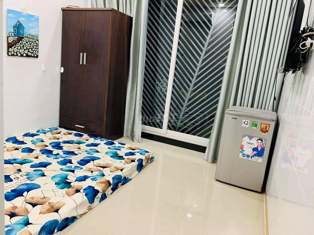 Phòng có ban công, WC riêng Bến Vân Đồn Q4, full nội thất