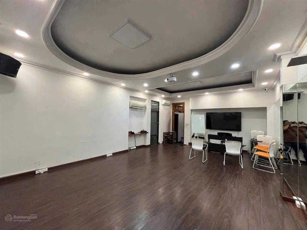 Cần cho thuê nhà góc 2mt đường hoa phượng p.2 q.phú nhuận gần nhà thi đấu rạch miễu