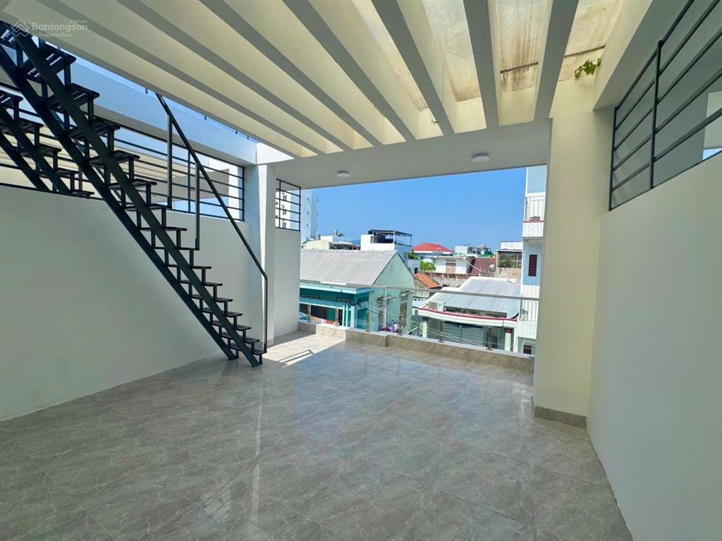 Bán nhà đẹp trung tâm thành phố hẻm xe máy đường tháp bà gần biển, gần khu vực ăn uống về đêm