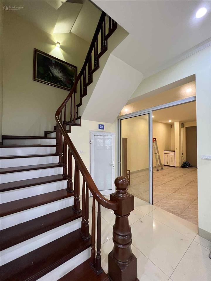 Cho thuê biệt thự 100m2, nằm trong khu đô thị việt hưng, hệ thống cây xanh, yên tĩnh