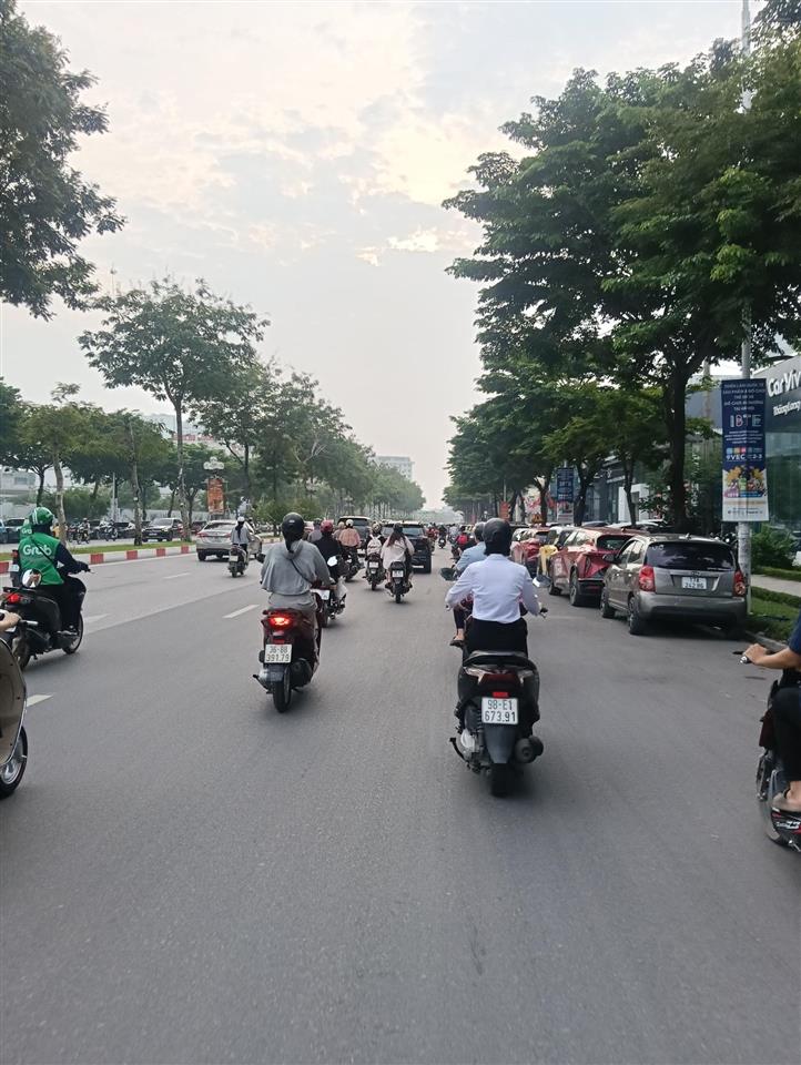 90tr/m2 lô góc đất đường 70 nam từ liêm dt 193 m² , mt 35m đường oto không lỗi , không qh