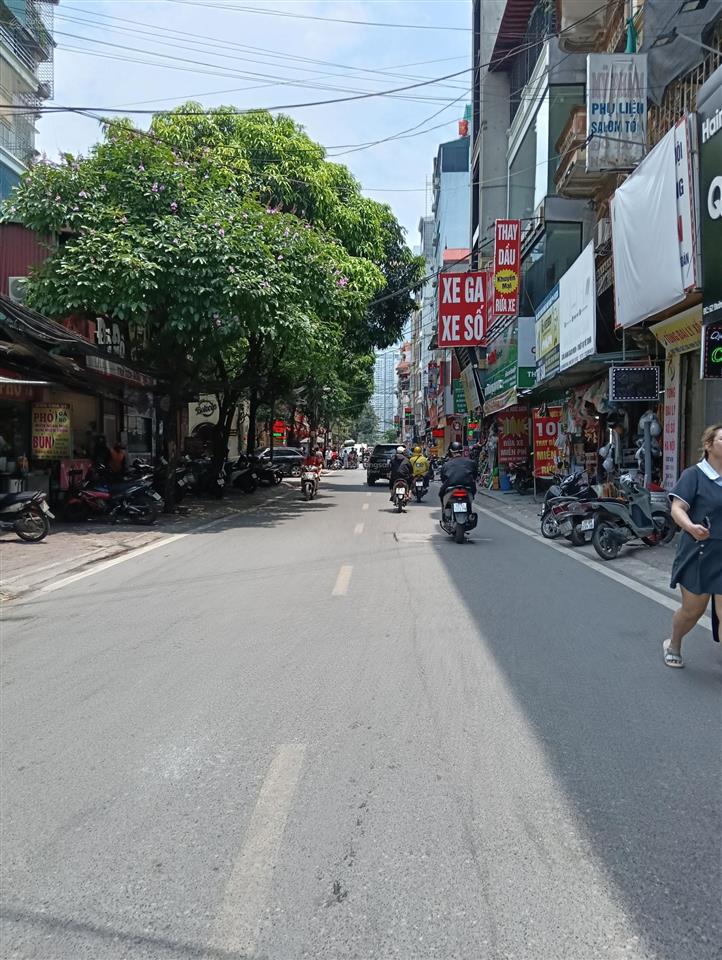 Chủ cần bán gấp giá 200 tr/m2 căn nhà phố nguyễn hoàng dt 150m2 x3 tầng, mt 7m, oto dừng đỗ.
