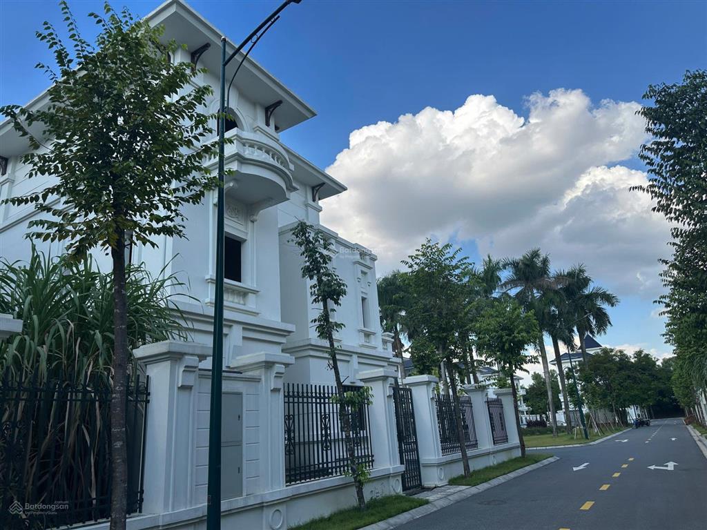 Siêu hiếm! chính chủ bán bt đơn lập căn góc 290m2 vườn cam, view trực diện công viên  0935 123 ***