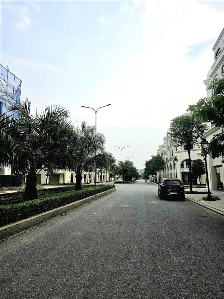Bán gấp căn xẻ khe 3 thoáng 202m2 mặt thịnh vượng 33m. giá 38.9 tỷ, mặt tiền 11.2m, s sử dụng 650m2