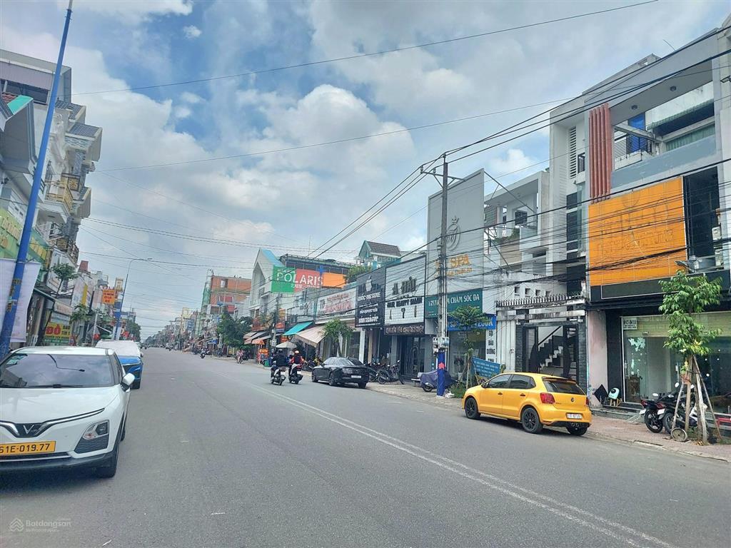 Bán nhà lầu đường chính d1 trong kdc vsip1 giá tốt