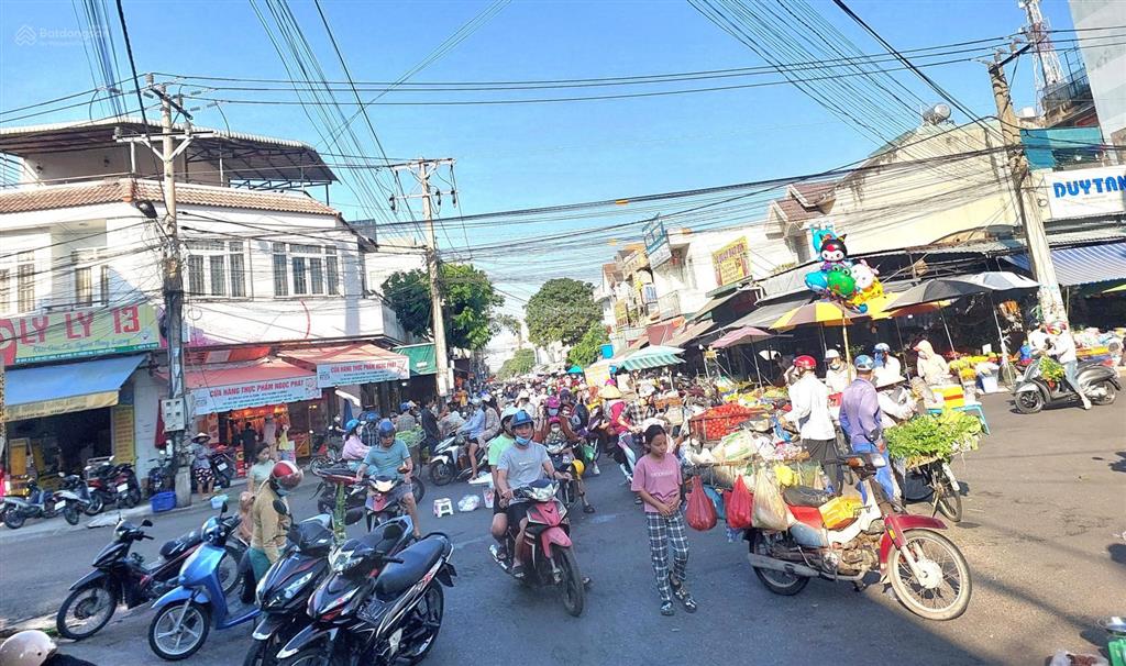 Bán nhà lầu đường chính d1 trong kdc vsip1 giá tốt