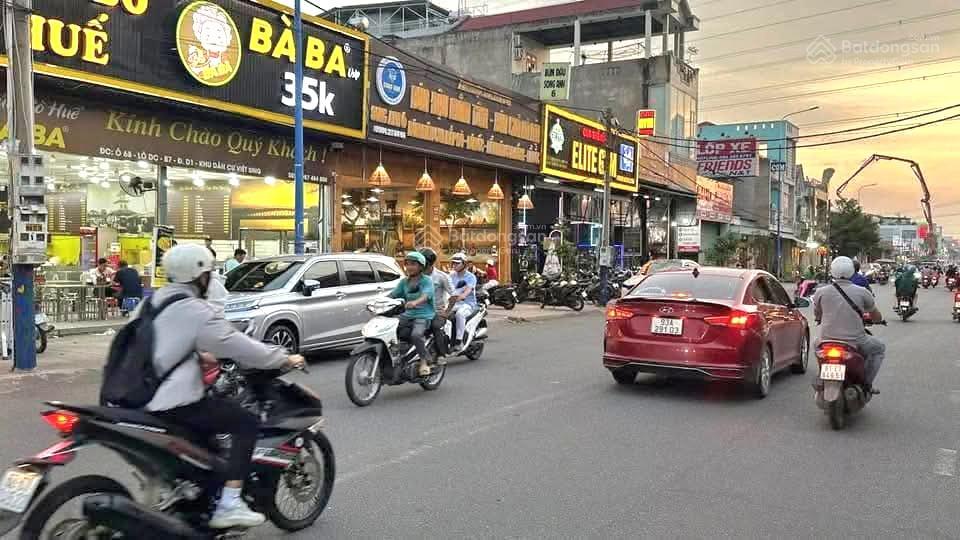 Bán nhà lầu đường chính d1 trong kdc vsip1 giá tốt