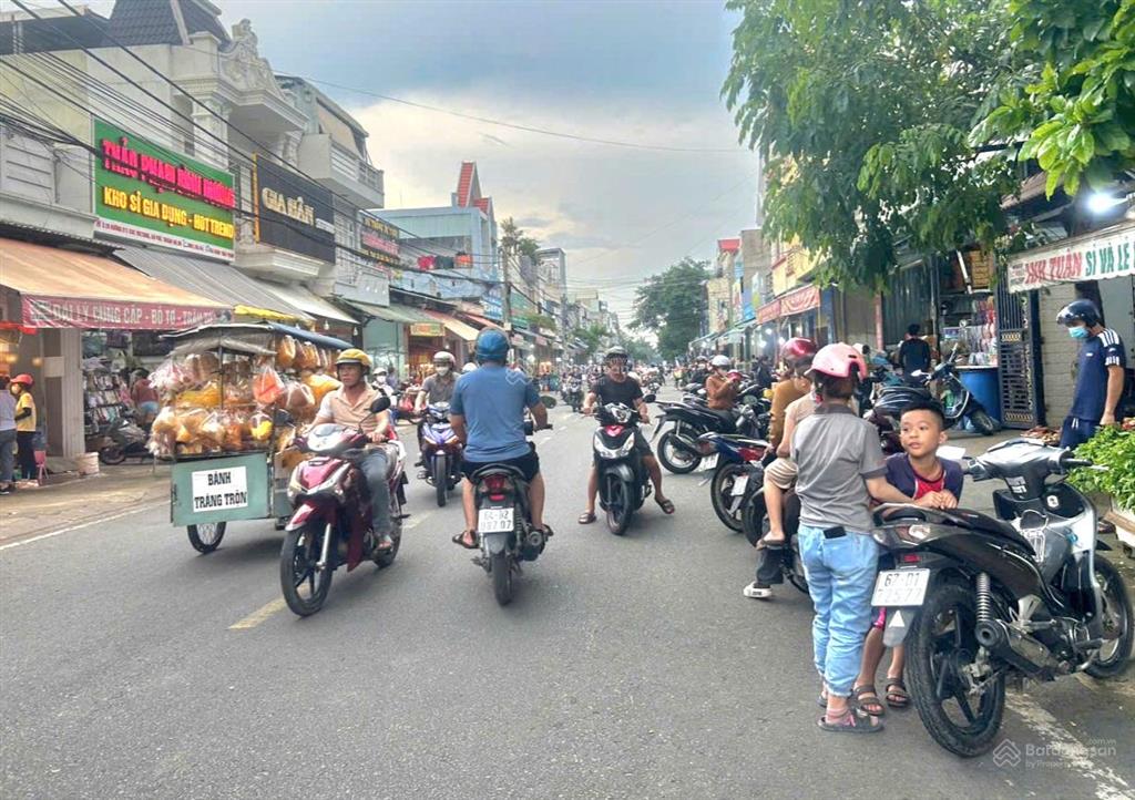 Bán nhà lầu đường chính d1 trong kdc vsip1 giá tốt