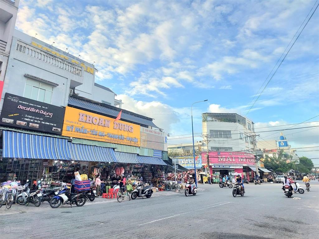 Bán nhà lầu đường chính d1 trong kdc vsip1 giá tốt