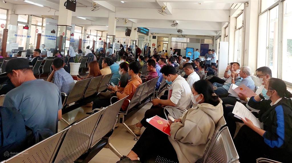 Hạ hạ giá bán nhanh nhà 2 lầu giá tốt kế chợ d11 .