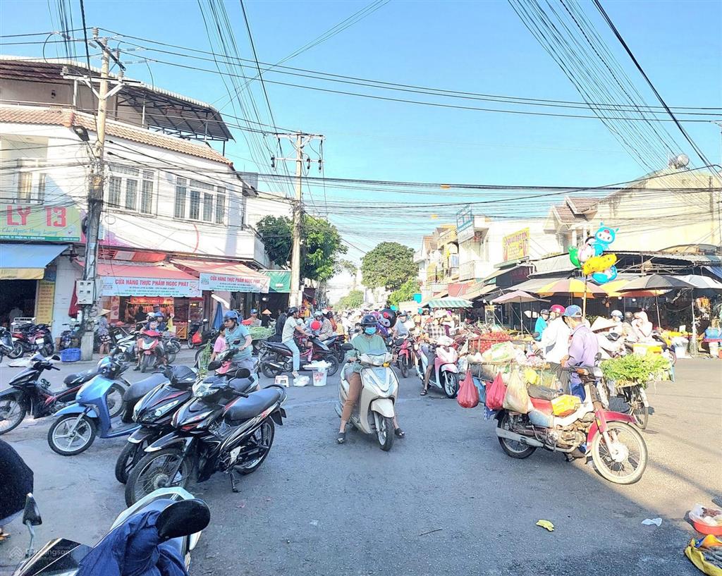 Hạ hạ giá bán nhanh nhà 2 lầu giá tốt kế chợ d11 .