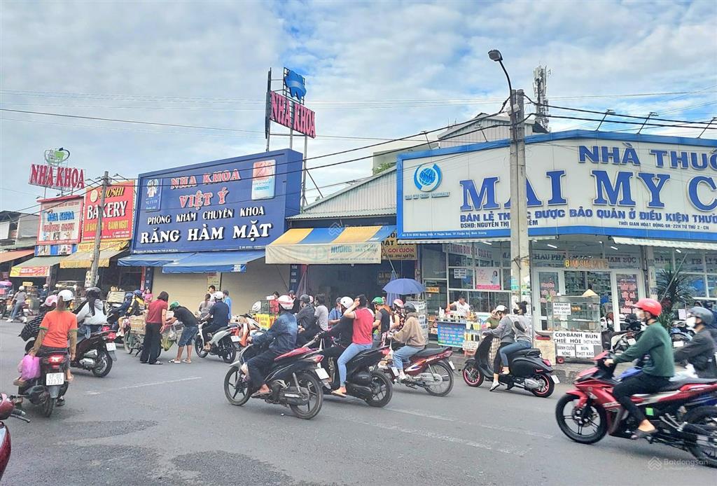 Hạ hạ giá bán nhanh nhà 2 lầu giá tốt kế chợ d11 .