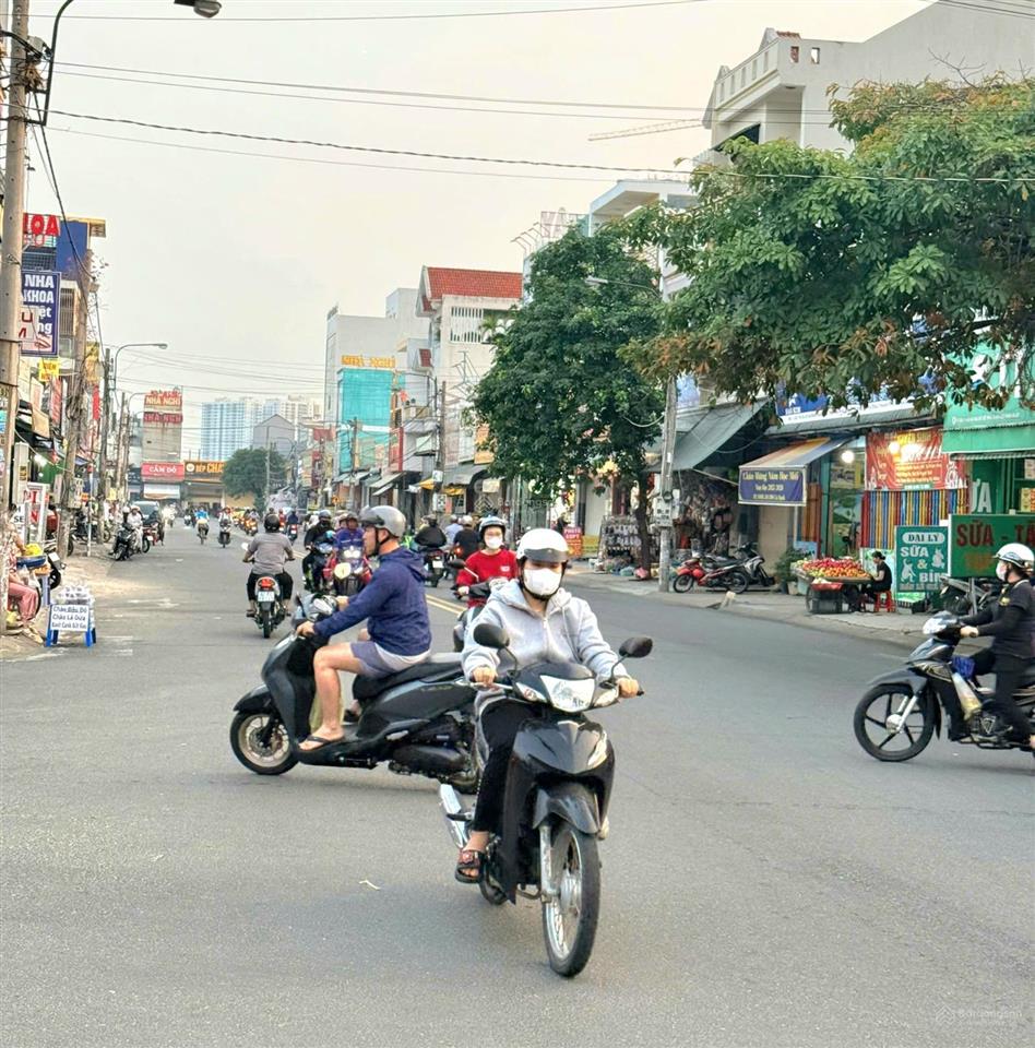 Bán nhà 2 lầu đường chợ d11 trong kdc vsip1 giá tốt.