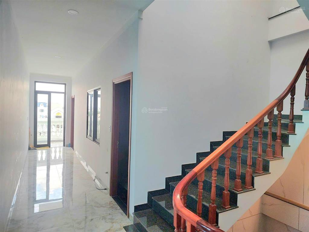 Bán nhà 2 lầu đường chợ d11 trong kdc vsip1 giá tốt.