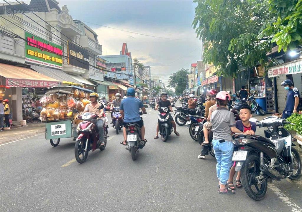 Bán nhà 2 lầu đường chợ d11 trong kdc vsip1 giá tốt.
