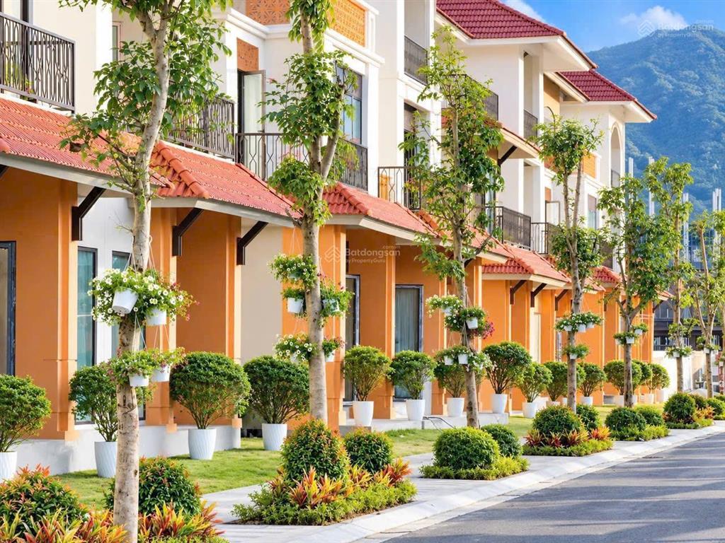 Shophouse 5 tầng kinh doanh d1551  đương rộng 27m  trục đường chính vip nhất dự án sun group