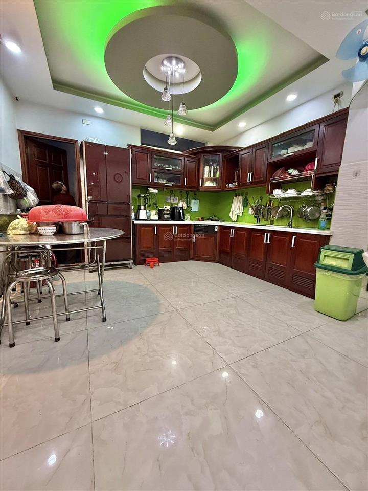 Nhà ngộp 5 tầng có thang máy, hxh sát mt tây thạnh, có hầm để ô tô, dt 80m2 (4x20m) 6pn. chỉ 10 tỷ