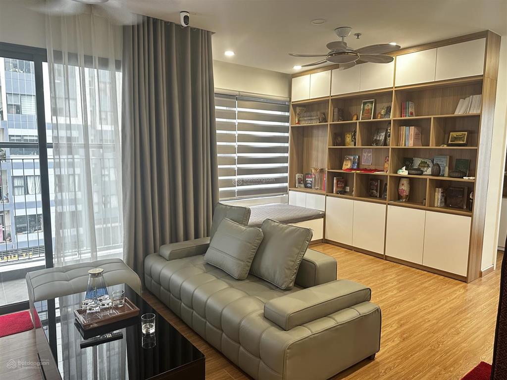 Bán căn góc 2pn+, 5.3 tỷ full nội thất 64m2 tòa i4 vinhomes smart city, sẵn sổ đỏ, có hỗ trợ vay