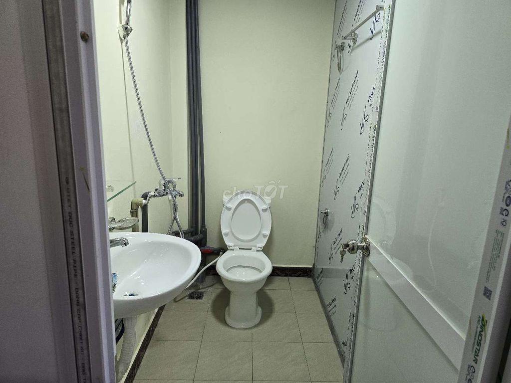 chính chủ cho thuê phòng 18m full nội thất có ban công, sát Hồ Tây