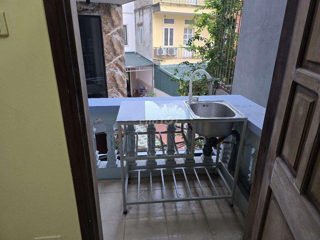 chính chủ cho thuê phòng 18m full nội thất có ban công, sát Hồ Tây
