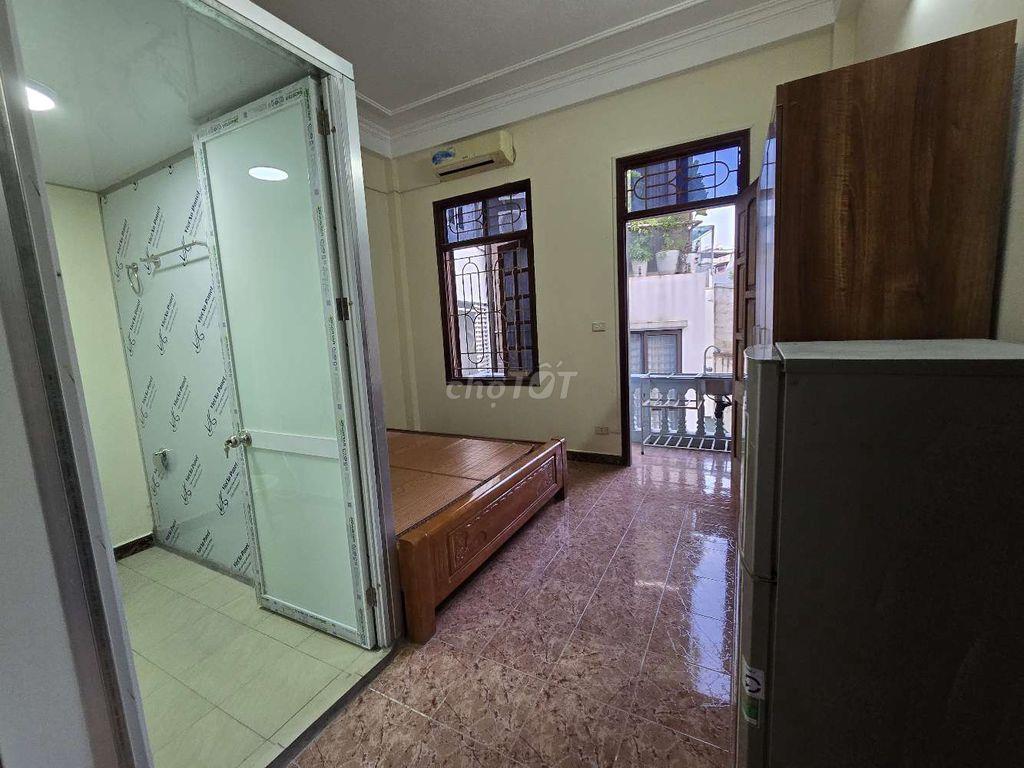 chính chủ cho thuê phòng 18m full nội thất có ban công, sát Hồ Tây