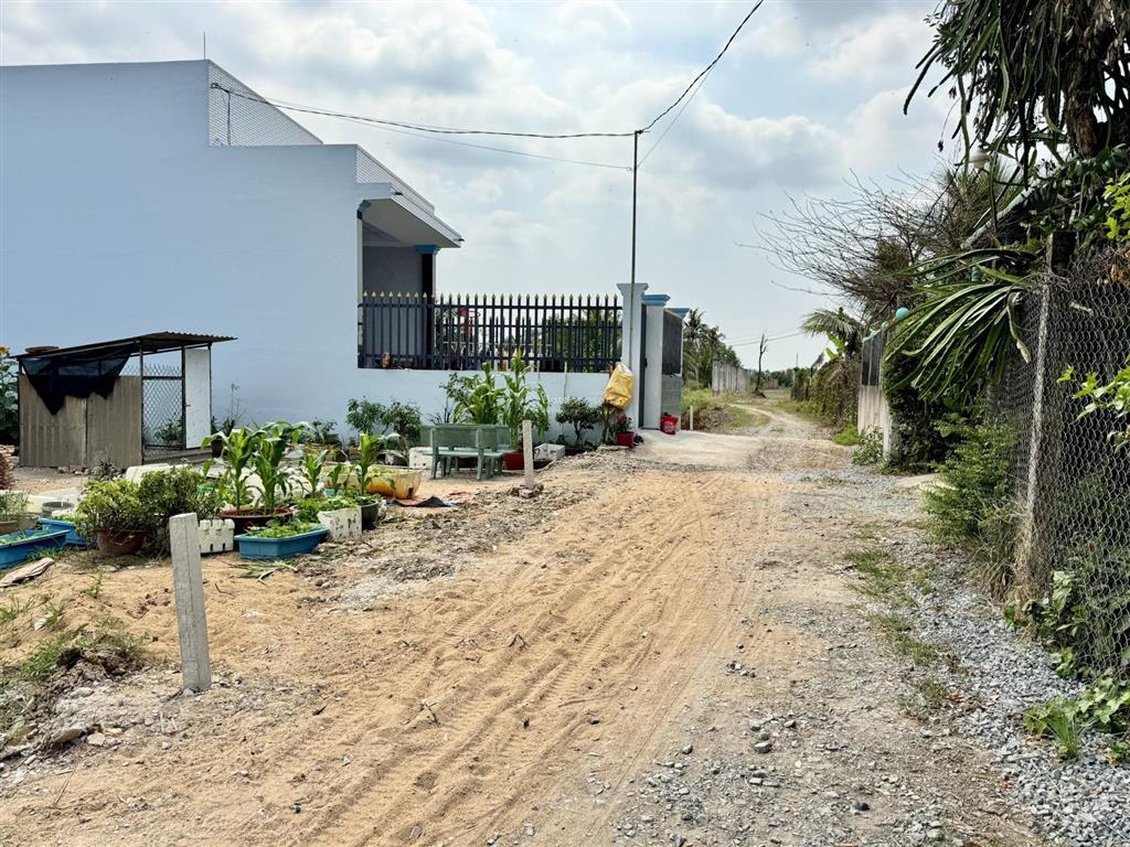 6,68 x 27m (full thổ)  đường đá xanh xe tải  giáp ranh bình chánh. (ko mồ mã, ko bị qh)