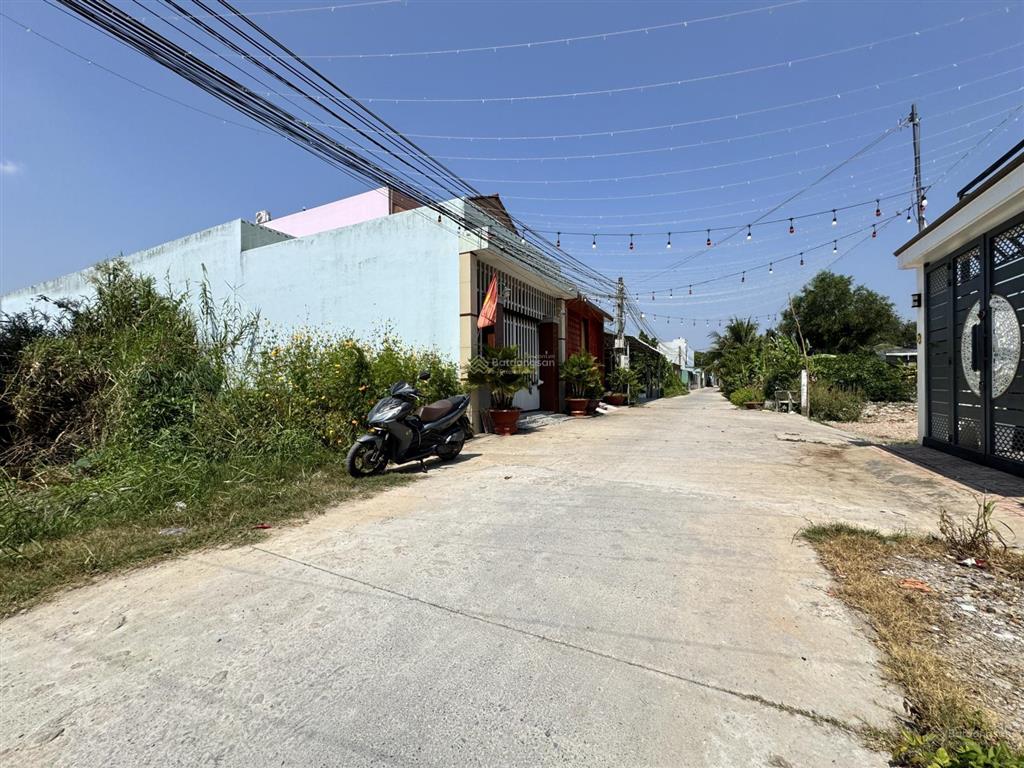 302m2 full thổ, đất 2 mặt tiền  gần nguyễn hữu trí  cặp ranh bình chánh. (ko mồ mã, ko quy hoạch)